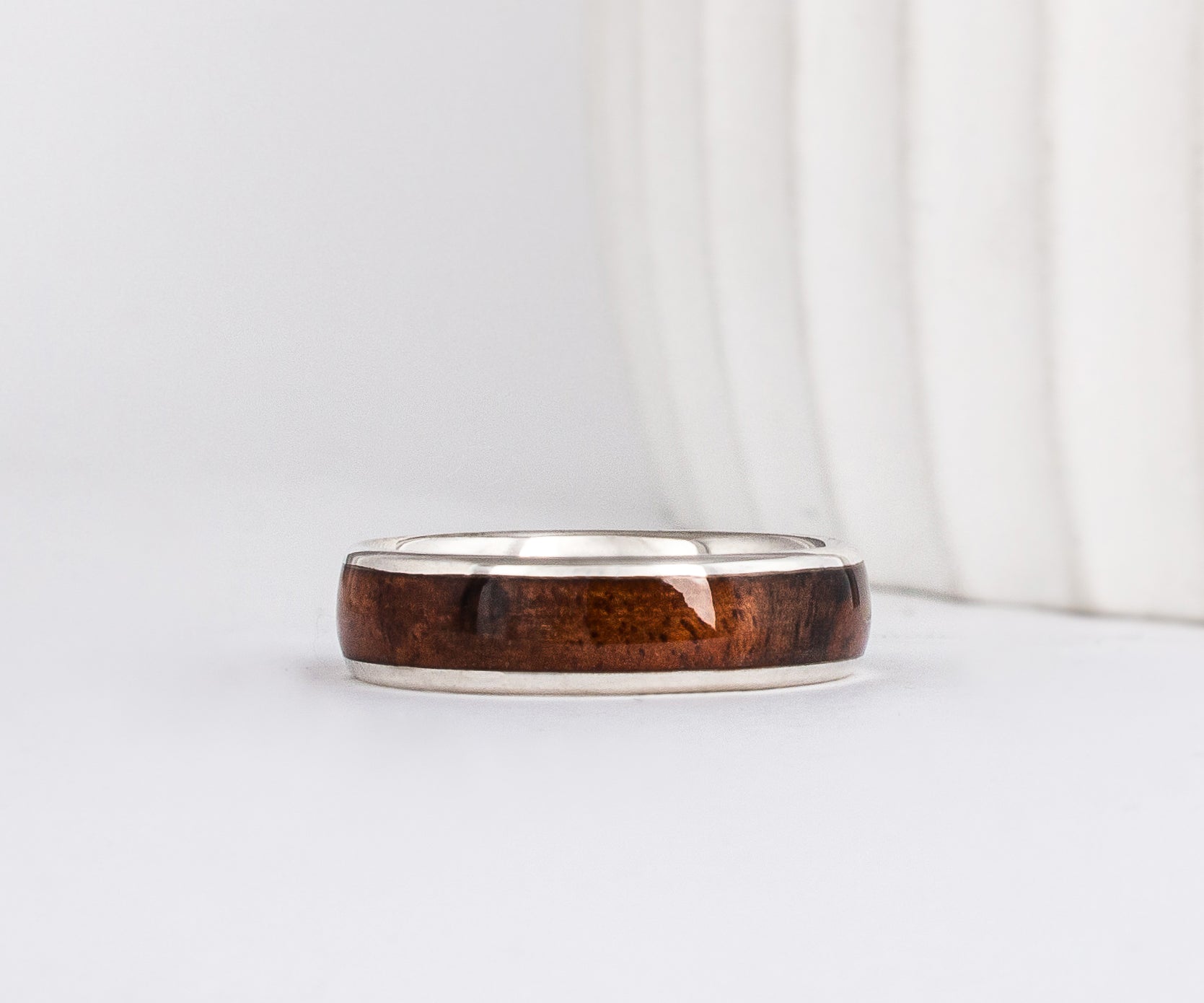 a men's wooden ring in white gold and featuring a walnut burl wood inlay